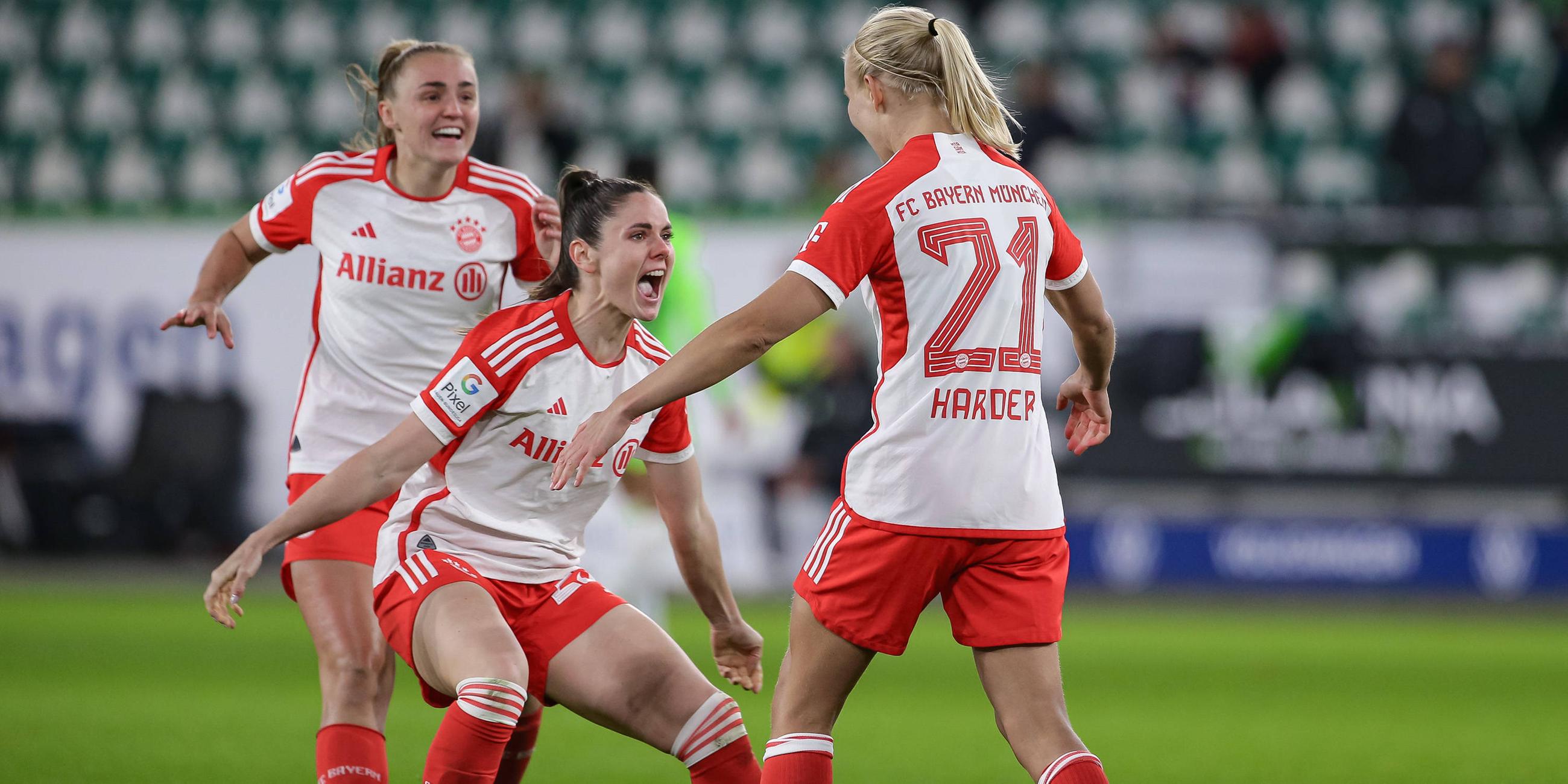 Georgia Stanway Sarah Zadrazil und Torschützin Pernille Harder von FC Bayern München bejubeln das Tor gegen den VfL Wolfsburg.