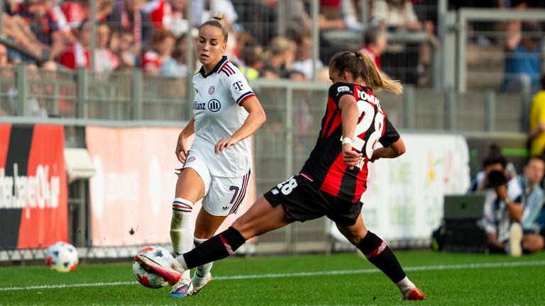 Frauen-Bundesliga, Bayer 04 Leverkusen - FC Bayern München: Paulina Tomasiak (Bayer 04 Leverkusen, #28) blockt einen Pass von Giulia Gwinn (FC Bayern Muenchen, #07)