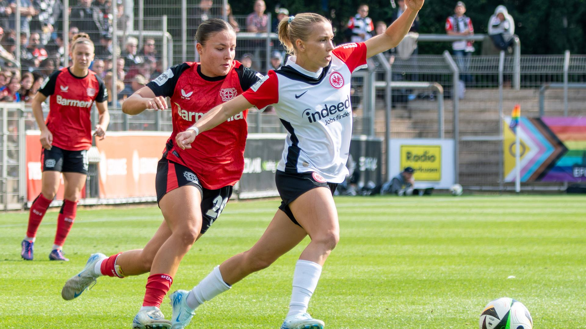 Frauen-Bundesliga: Bayer Leverkusen gegen Eintracht Frankfurt -  Elisa Senß (6, Frankfurt) in Aktion