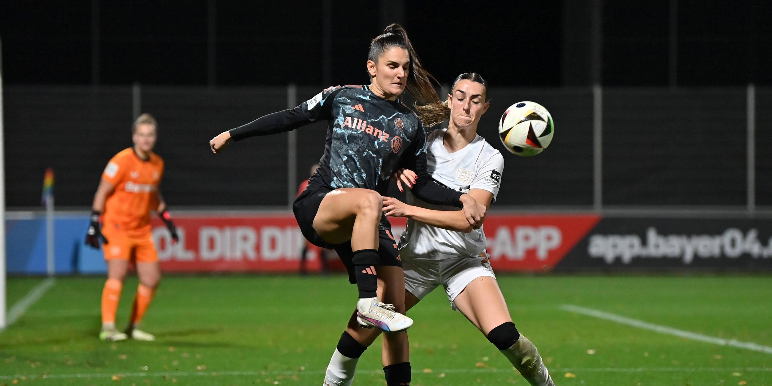 Jovana Damnjanovic vom FC Bayern München und Selina Ostermeier von Bayer 04 Leverksuen kämpfen um den Ball.