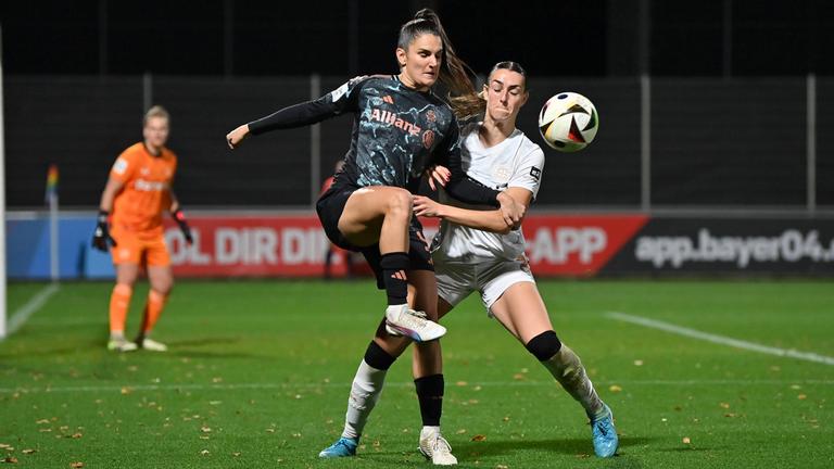 Jovana Damnjanovic vom FC Bayern München und Selina Ostermeier von Bayer 04 Leverksuen kämpfen um den Ball.