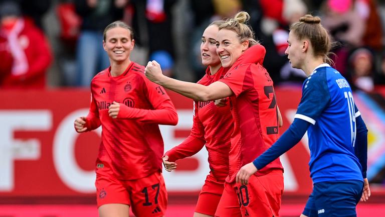 Torschützin Carolin Simon jubelt nach ihrem zweiten Tor gegen Turbine Potsdam.