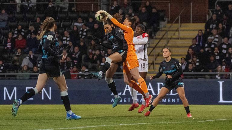 Frauen-Bundesliga, Eintracht Frankfurt - Bayer 04 Leverkusen v.l. Charlotte Voll (Bayer 04 Leverkusen Frauen) fängt eine Flanke ab. 