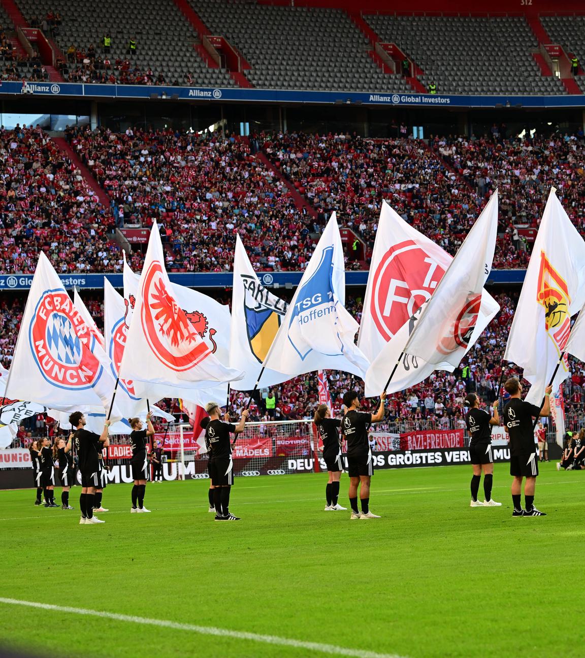 Die mit den Vereinswappen der Frauenbundesligaklubs bestückten Flaggen werden in der Allianz Arena in München geschwenkt