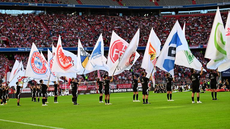 Die mit den Vereinswappen der Frauenbundesligaklubs bestückten Flaggen werden in der Allianz Arena in München geschwenkt