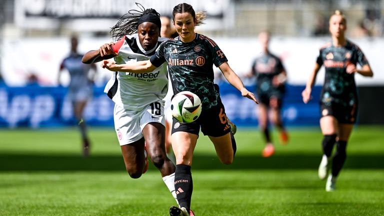 Eintracht Frankfurts Nicole Anyomi im Zweikampf mit Tuva Hansen vom FC Bayern München.