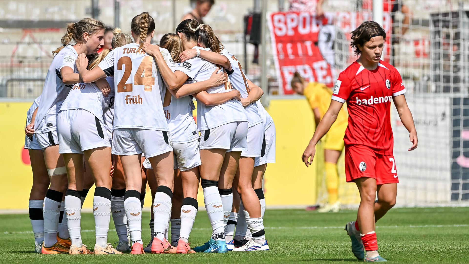 Alicia Gudorf vom SC Freibrug ist enttäuscht nach dem Tor zum 1:1 durch Janou Levels vom Bayer 04 Leverkusen.