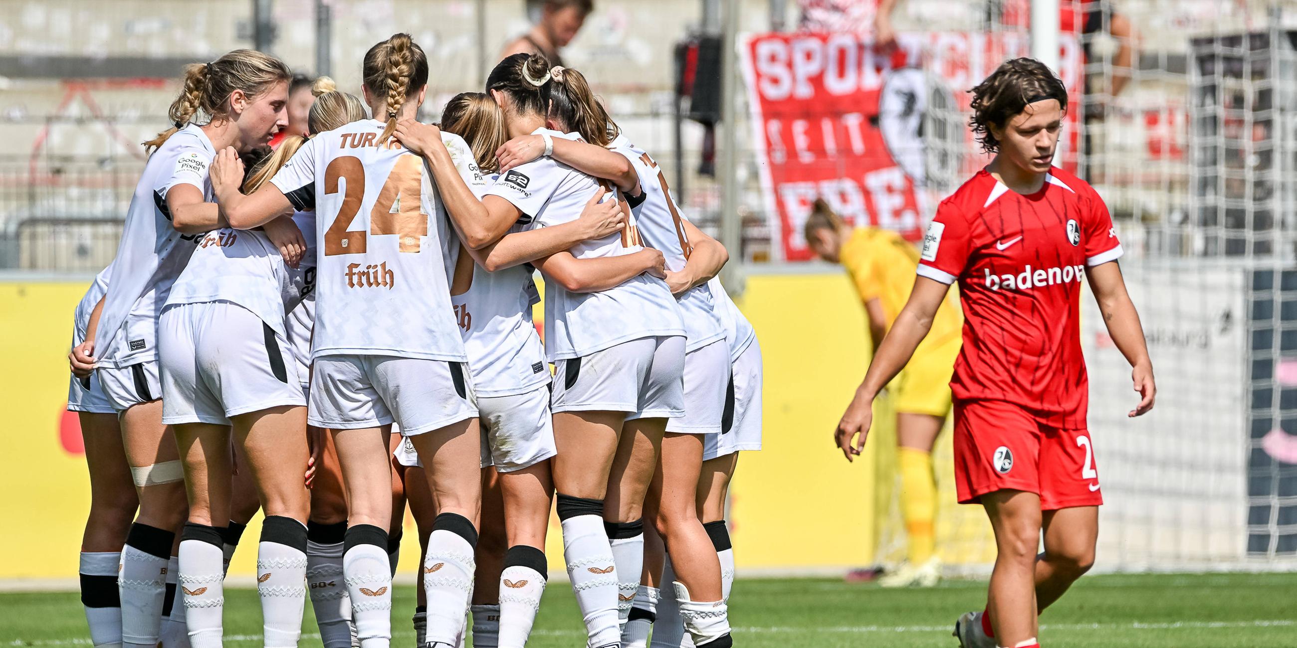 Alicia Gudorf vom SC Freibrug ist enttäuscht nach dem Tor zum 1:1 durch Janou Levels vom Bayer 04 Leverkusen.
