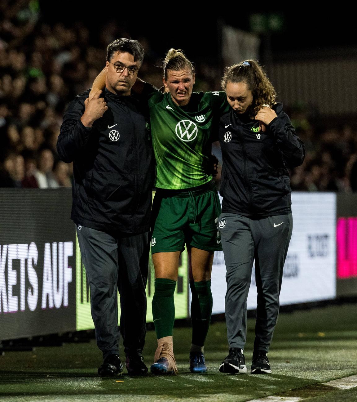 Alexandra Popp muss verletzt vom Platz begleitet werden.