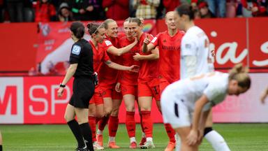Bayern Münchens Spielerinnen jubeln nach Klara Bühls Tor gegen Leverkusen.