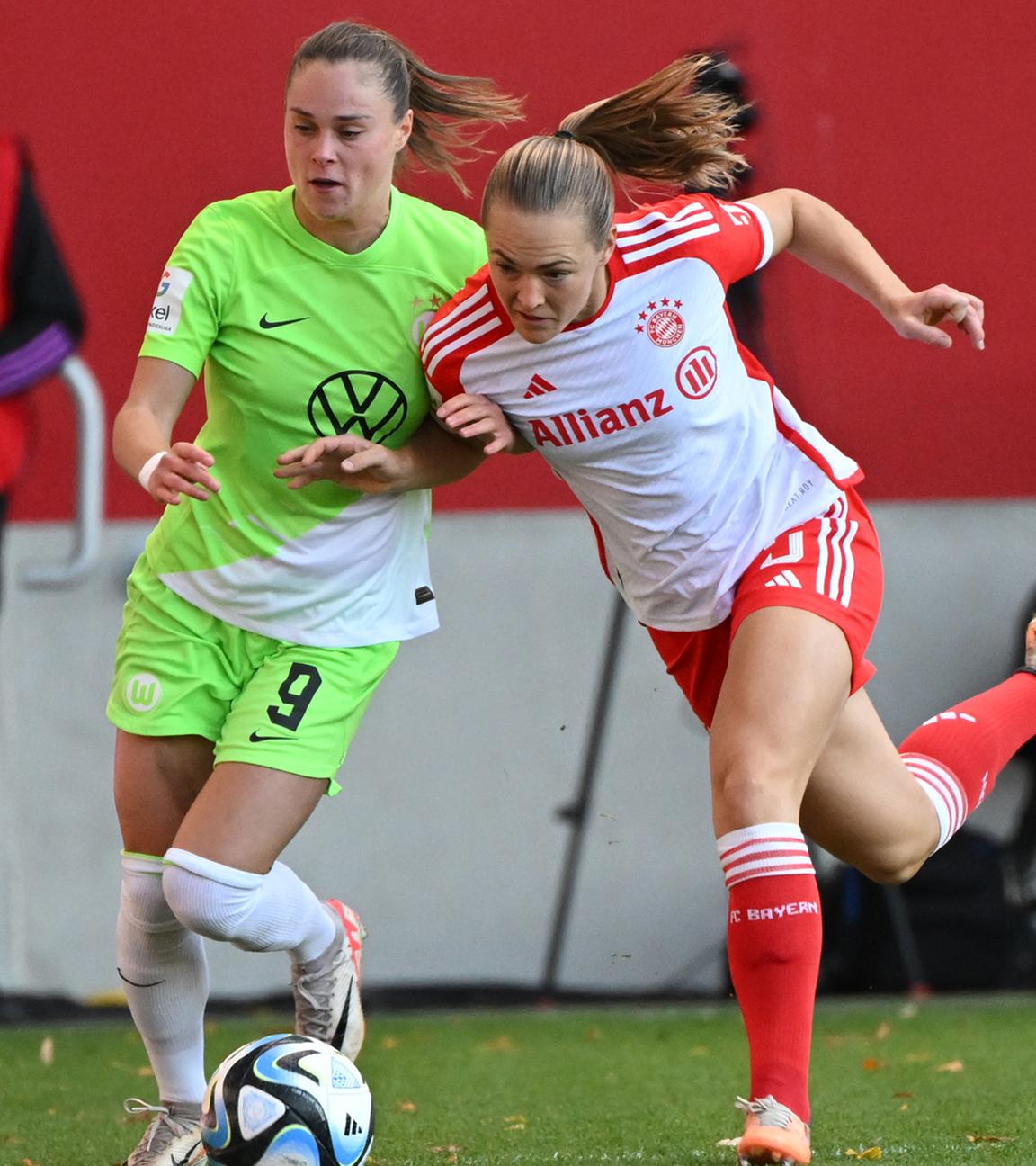 Bayerns Maria-Luisa Grohs (l) und Magdalena Eriksson (r) kämpfen mit Wolfsburgs Eva Pajor um den Ball.