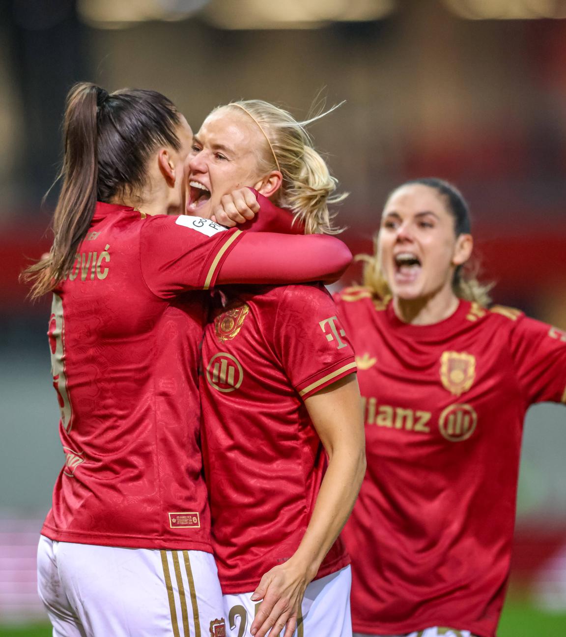 Torschützin Pernille Harde vom FC Bayern München jubelt nach ihrem zweiten Tor zum 2:0 gegen den VfL Wolfsburg.