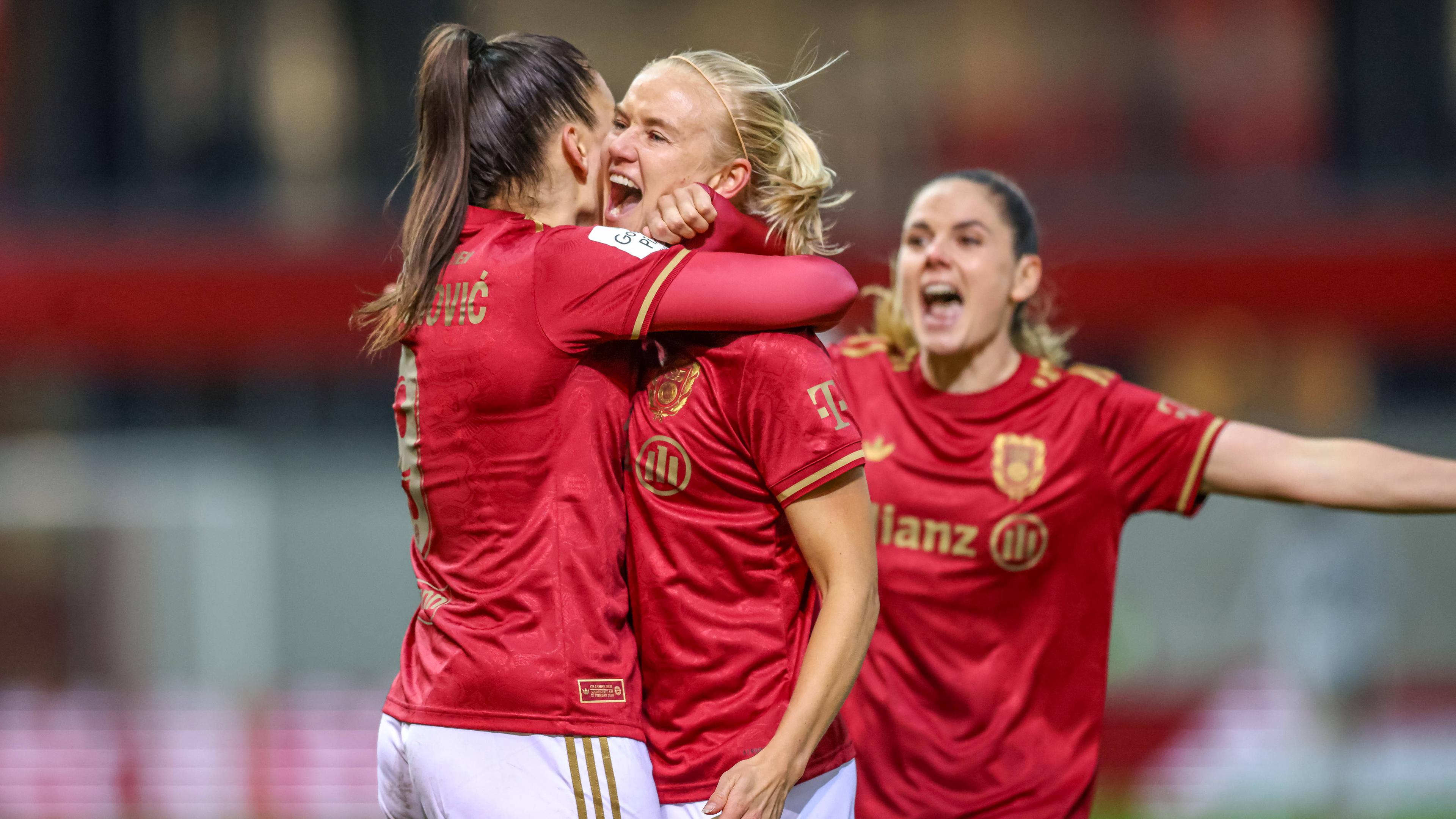 Torschützin Pernille Harde vom FC Bayern München jubelt nach ihrem zweiten Tor zum 2:0 gegen den VfL Wolfsburg.