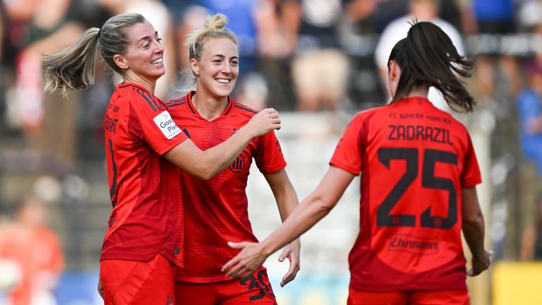Bayerns Torschützin Linda Sembrant jubelt nach ihrem Tor zum 0:1 mit Bayerns Carolin Simon und Bayerns Sarah Zadrazil.