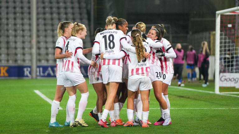 Frauen-Bundesliga: SC Freiburg - Bayer 04 Leverkusen: Torjubel Tessa Blumenberg (SC Freiburg)