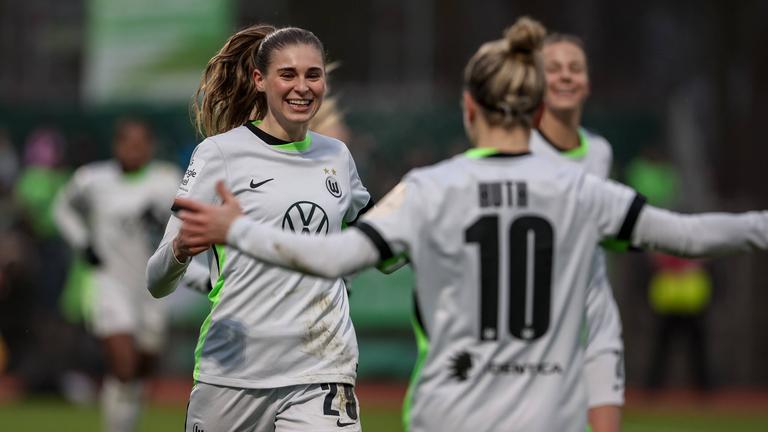 Torschützin Jule Brand vom VfL Wolfsburg jubelt mit Svenja Huth nach ihrem Tor gegen SV Werder Bremen.