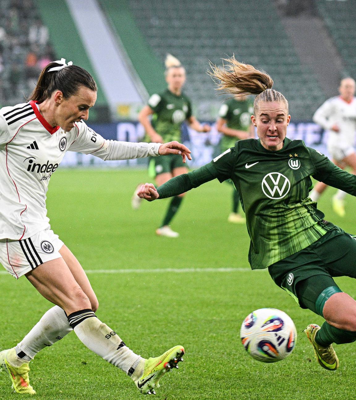 Zweikampf zwischen Frankfurts Hayley Emma Raso und Wolfsburgs Janina Minge.