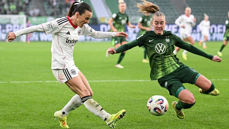Zweikampf zwischen Frankfurts Hayley Emma Raso und Wolfsburgs Janina Minge.
