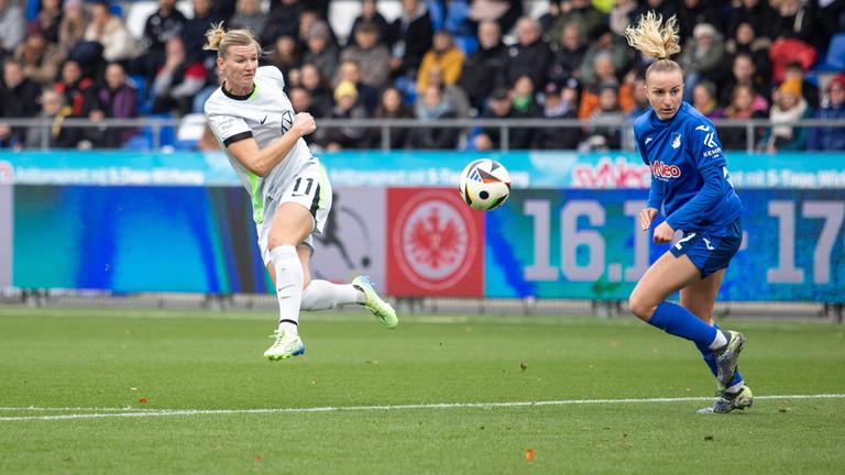 Wolfsburgs Alexandra Popp schießt den Ball aufs Tor beim Spiel gegen den TSG Hoffenheim.