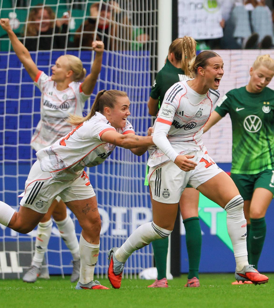 Torschützin Klara Bühl jubelt nach ihrem Tor zum 1:0 gegen den VfL Wolfsburg.