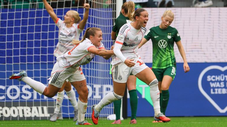 Torschützin Klara Bühl jubelt nach ihrem Tor zum 1:0 gegen den VfL Wolfsburg.