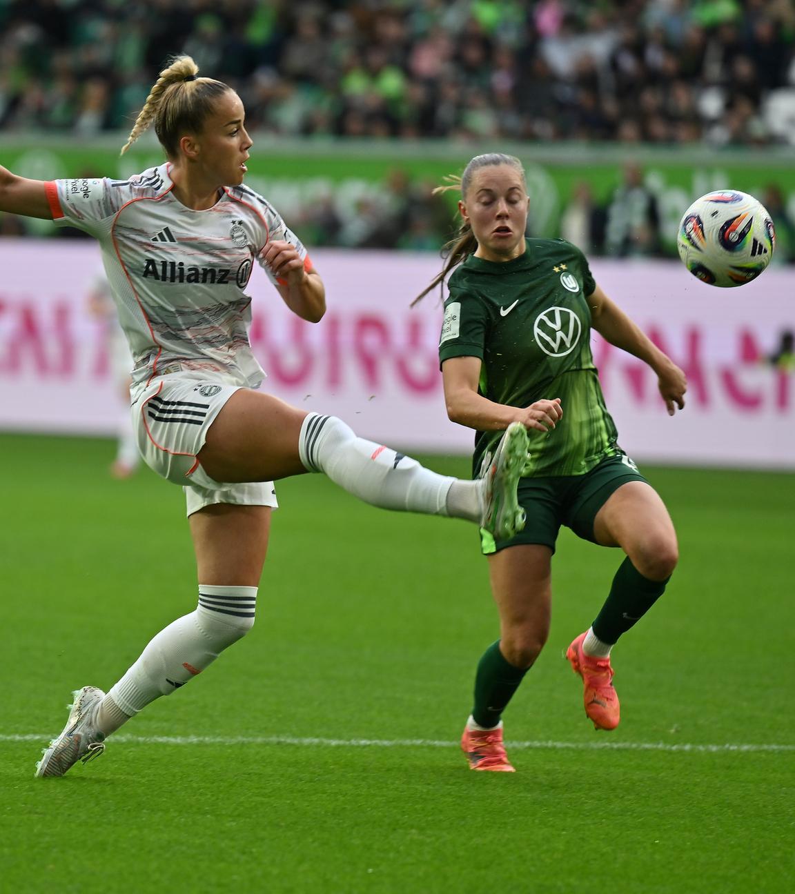 Münchens Giulia Gwinn in Aktion gegen Wolfsburgs Janou Levels.