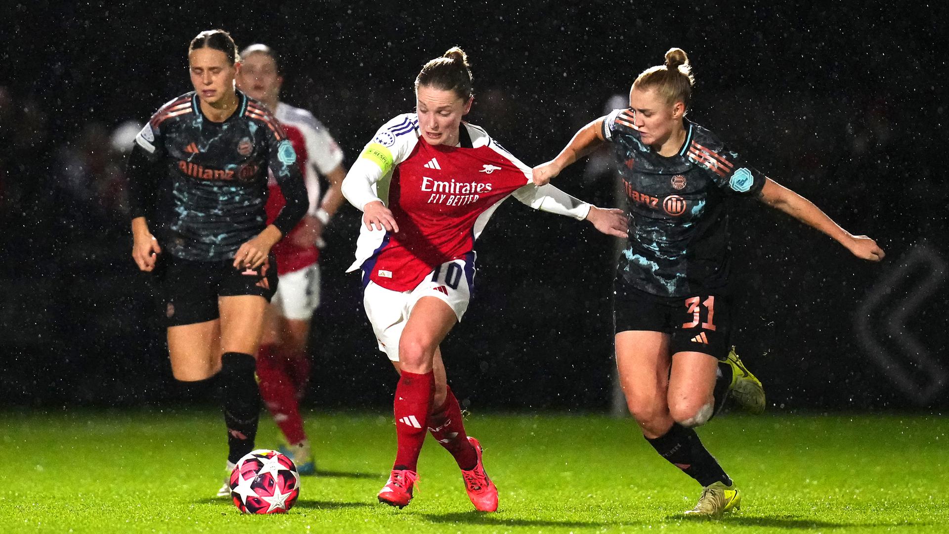 Kim Little von Arsenal und Georgia Stanway (r.) von Bayern München kämpfen um den Ball.