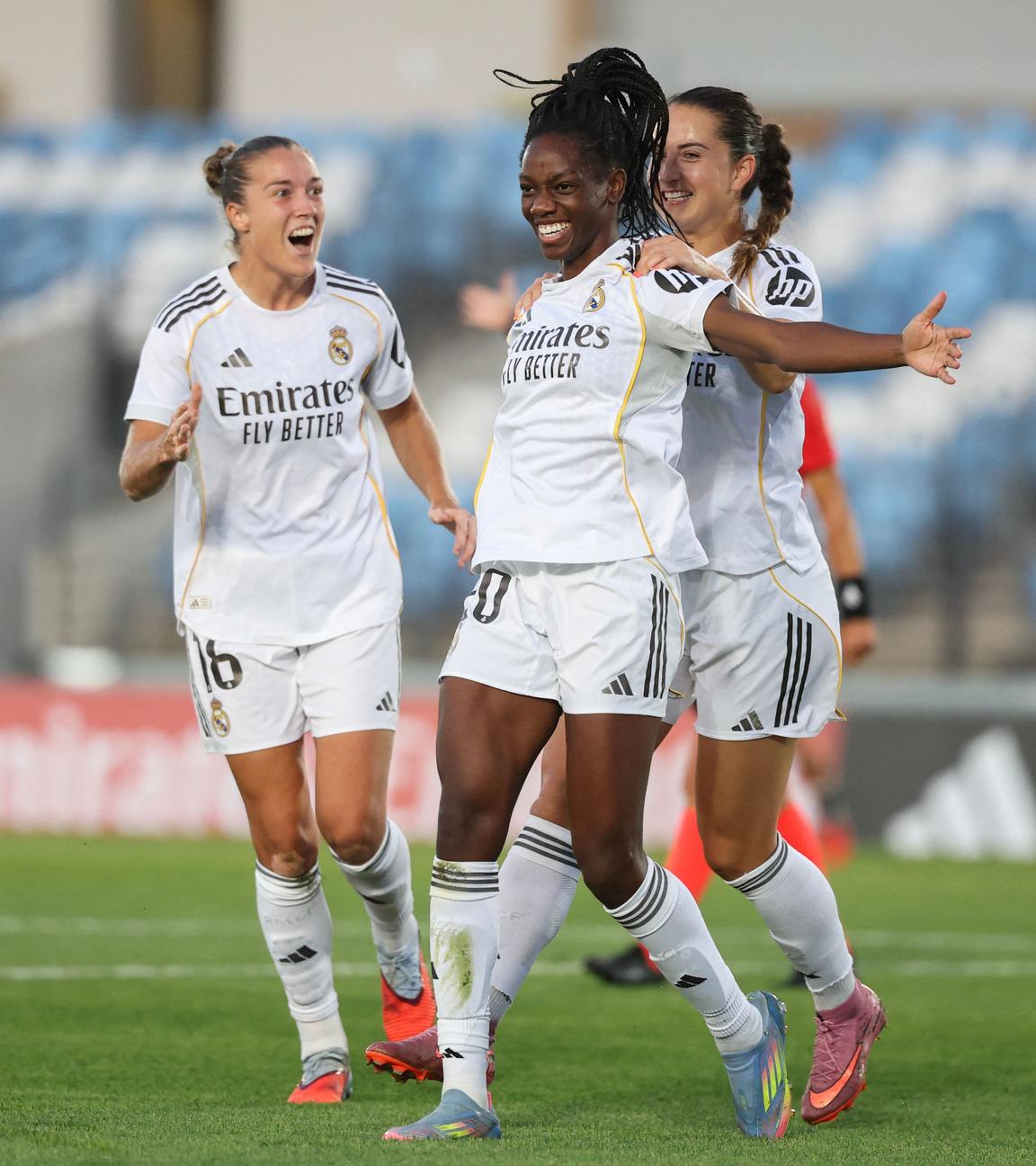 Real Madrids Naomie Feller jubelt nach ihrem Tor mit ihren Mitspielerinnen.