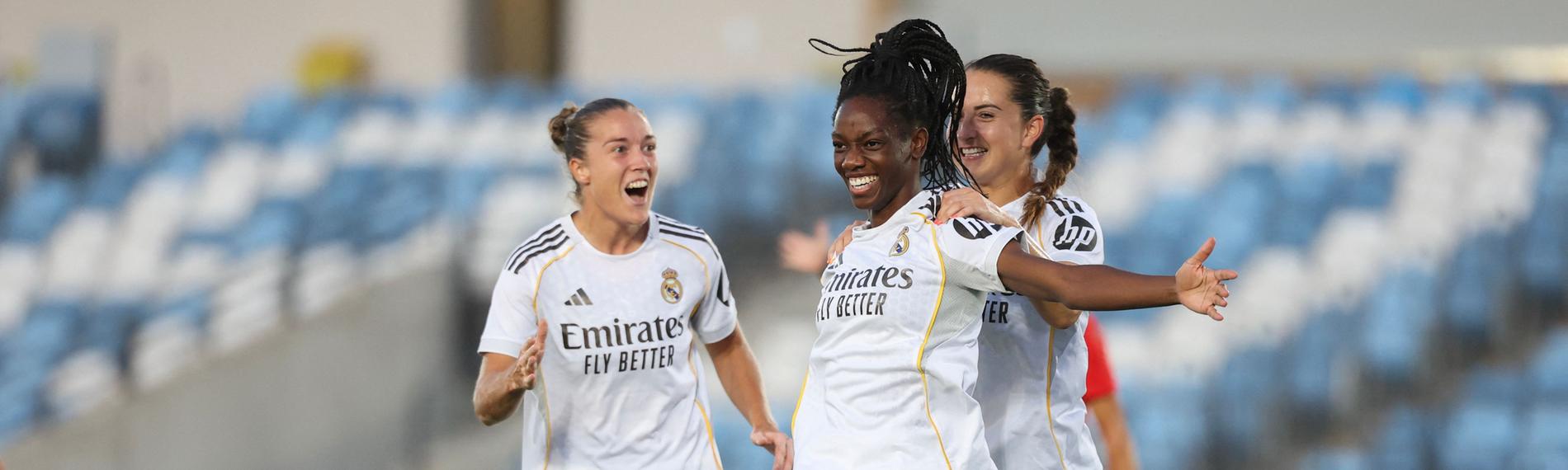 Real Madrids Naomie Feller jubelt nach ihrem Tor mit ihren Mitspielerinnen.