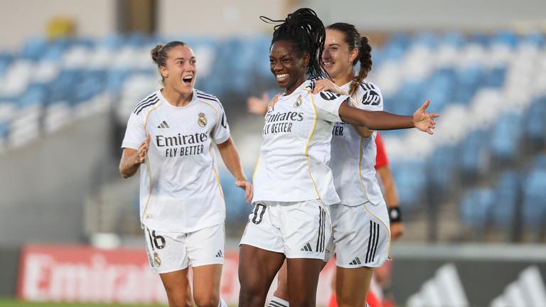 Real Madrids Naomie Feller jubelt nach ihrem Tor mit ihren Mitspielerinnen.