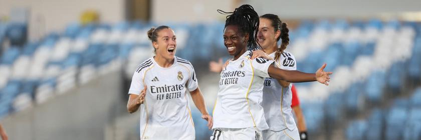 Real Madrids Naomie Feller jubelt nach ihrem Tor mit ihren Mitspielerinnen.
