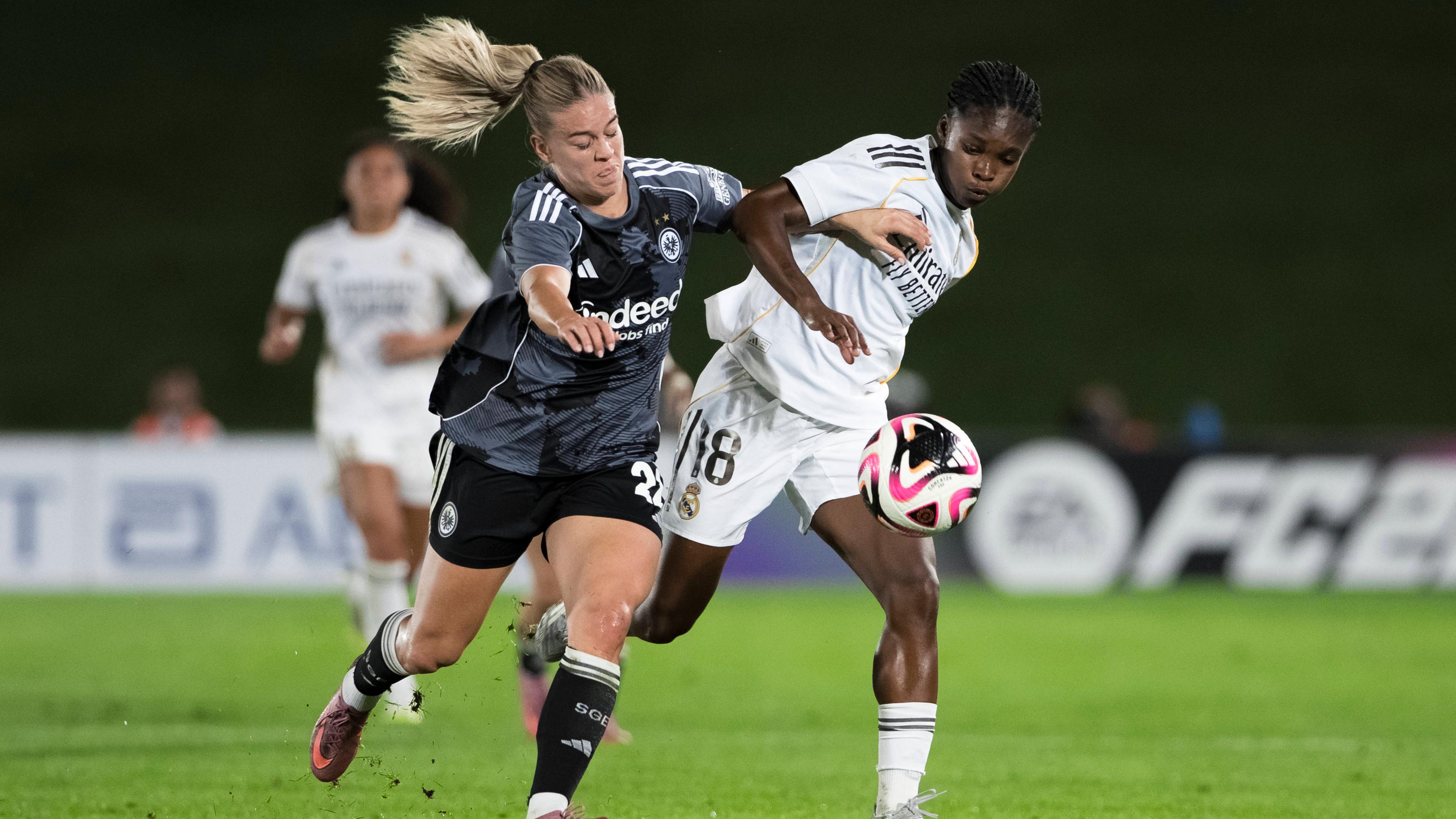 Real Madrids Linda Caicedo und Frankfurts Jella Veit kämpfen um den Ball.