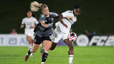 Real Madrids Linda Caicedo und Frankfurts Jella Veit kämpfen um den Ball.