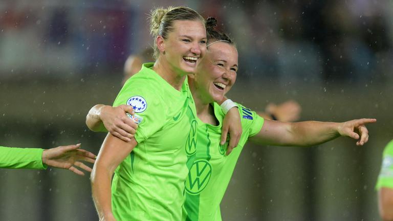 Wolfsburgs Marina Hegering bejubelt ihren Treffer zum 1:0 gegen Fiorentina mit Wolfsburgs Alexandra Popp.