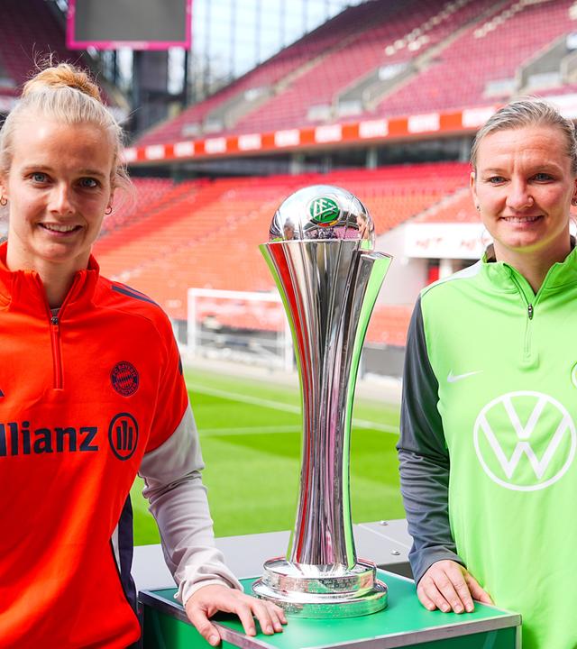 Fussball, DFB Pokal, Frauen,: Anna Klink (FC Bayern München) und Alexandra Popp (VfL Wolfsburg) posieren zusammen mit der Trophäe
