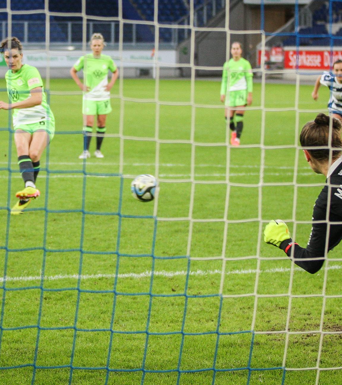 Dominique Janssen (VfL Wolfsburg) trifft zum 2:1 per Elfmeter.