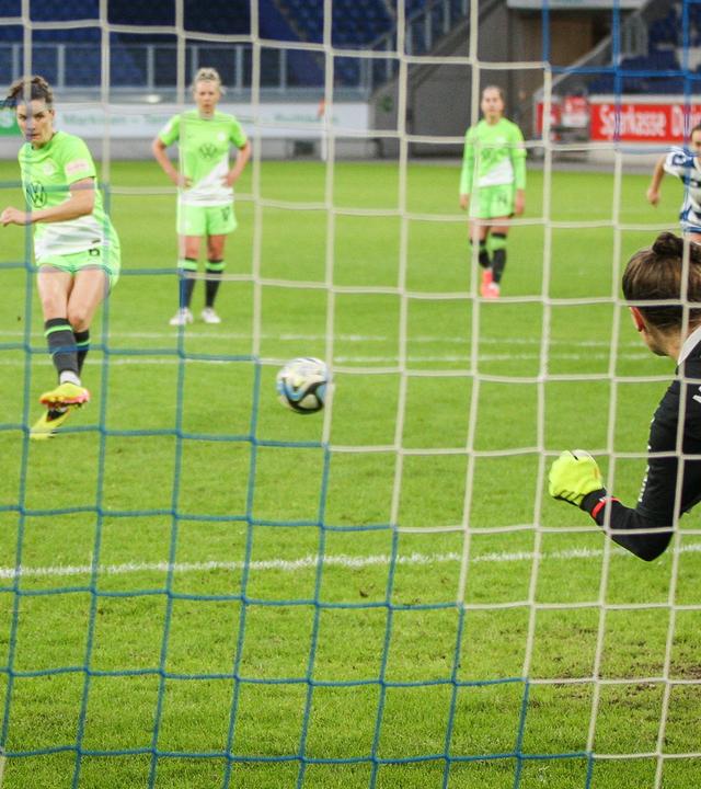 Dominique Janssen (VfL Wolfsburg) trifft zum 2:1 per Elfmeter.