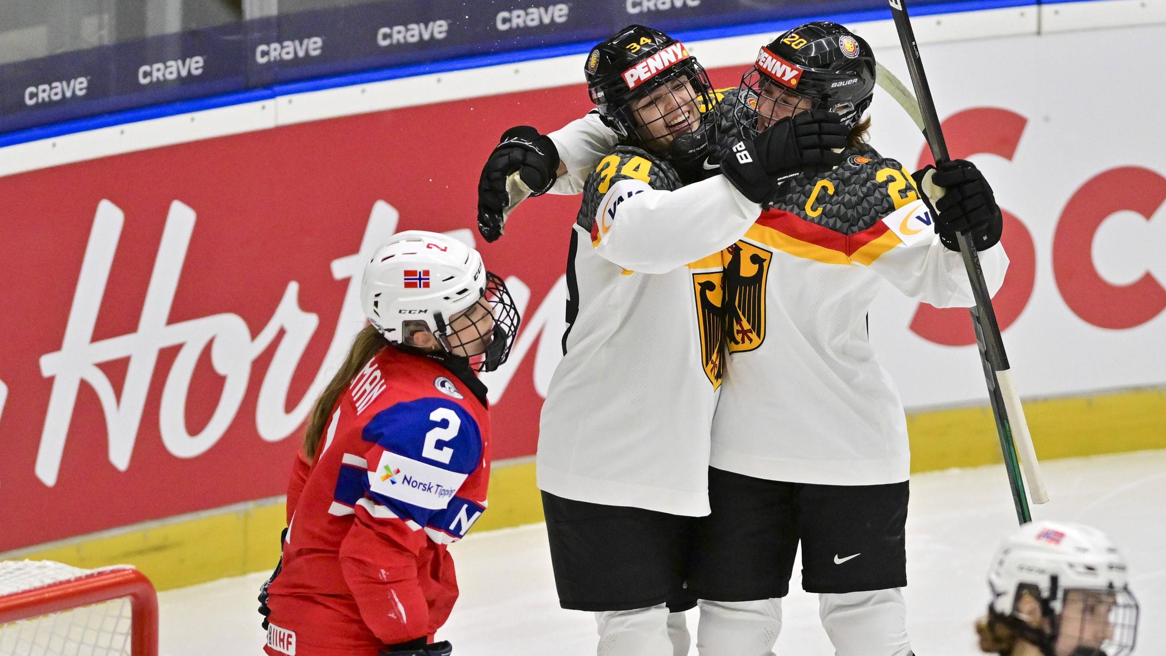 Deutschlands Celina Haider und Daria Gleissner freuen sich nach einem Tor gegen Norwegen.