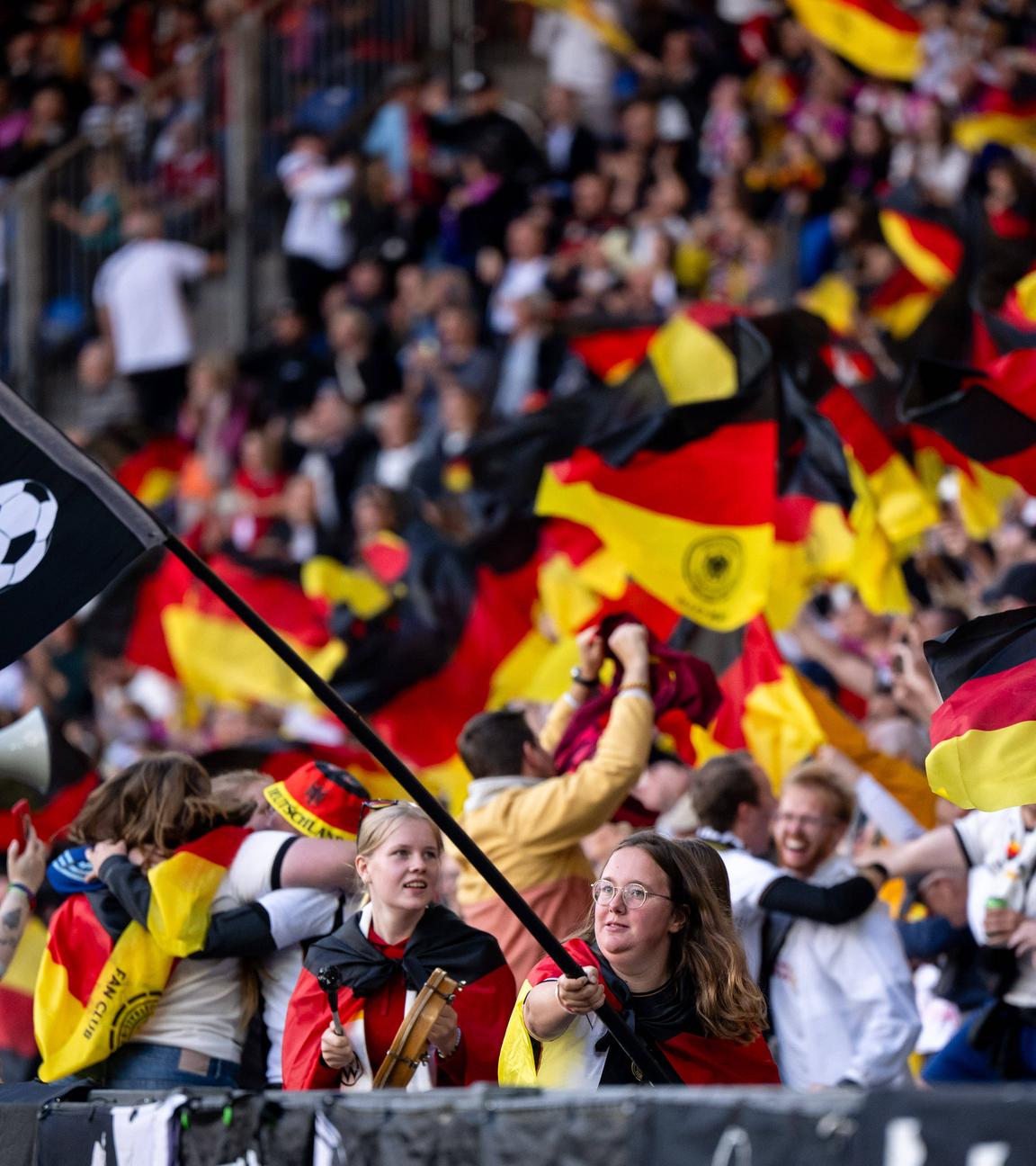 Die deustchen Fans bereiten sich auf das Spiel vor.