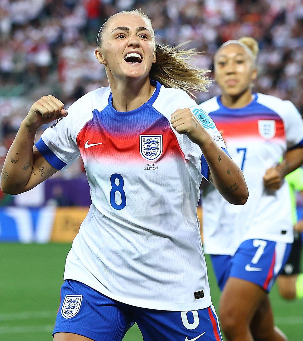 Die Engländerin Georgia Stanway  jubelt nach ihrem Treffer zum 1:0 gegen Wales.