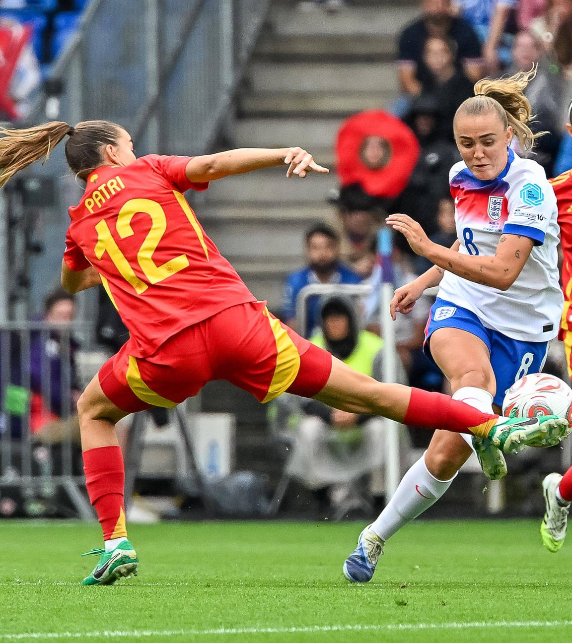 Englands Georgia Stanway in Aktion gegen Spaniens Patricia Guijarro im Finale der Frauen-EM.
