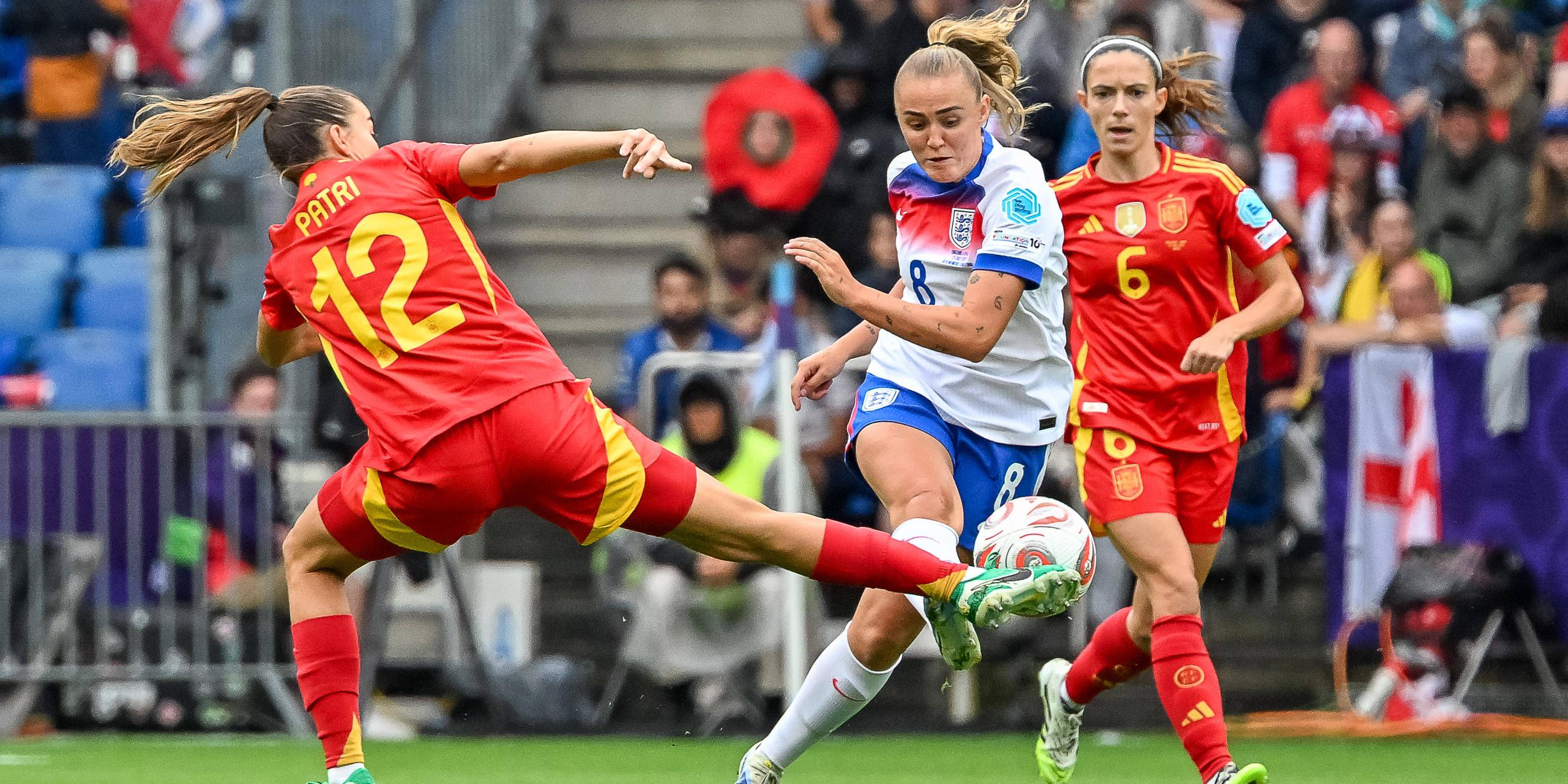 Englands Georgia Stanway in Aktion gegen Spaniens Patricia Guijarro im Finale der Frauen-EM.