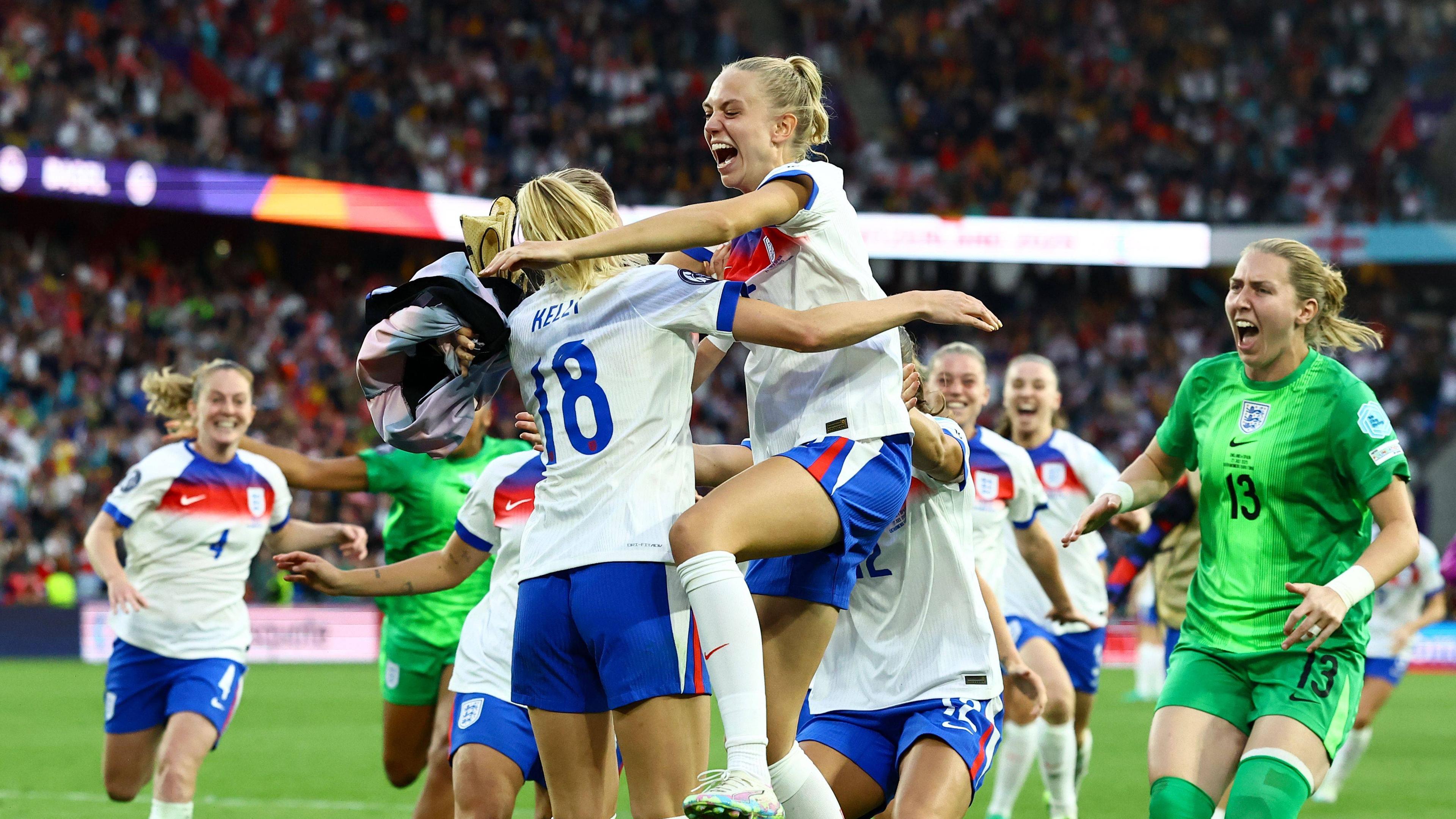 Englands Fußballerinnen gewinnen erneut den EM-Titel beim Spiel gegen Spanien.