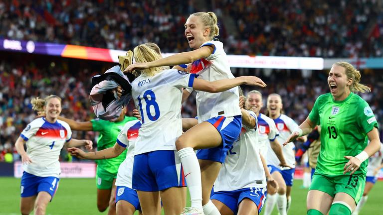 Englands Fußballerinnen gewinnen erneut den EM-Titel beim Spiel gegen Spanien.