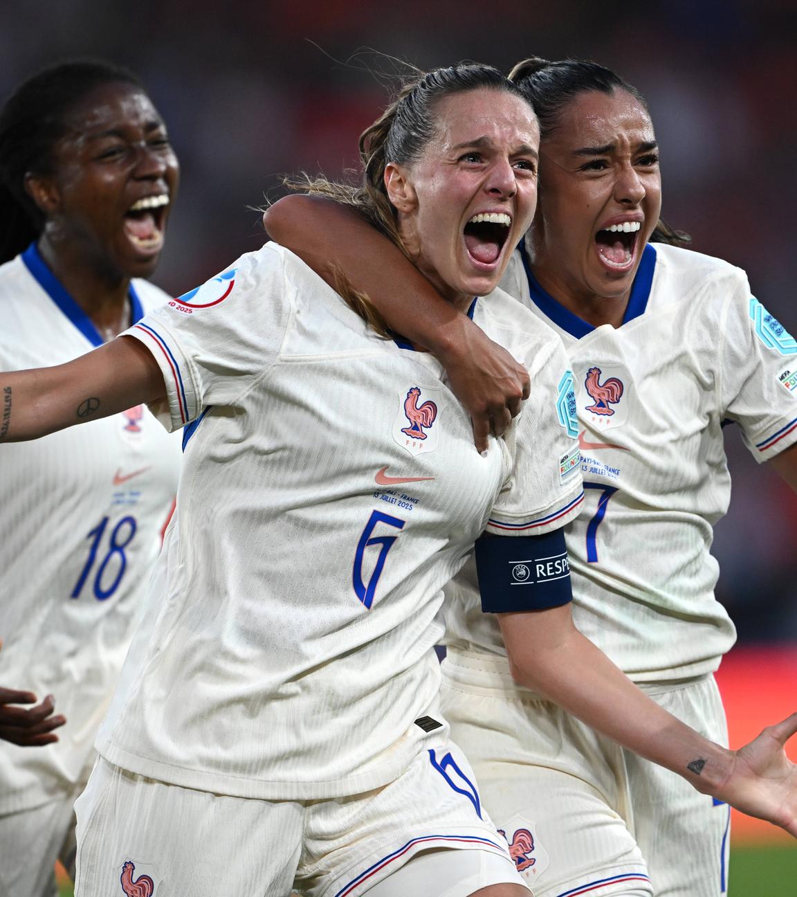 Frankreichs Sandie Toletti jubelt mit ihrer Mannschaft nach ihrem Tor gegen die Niederlande.