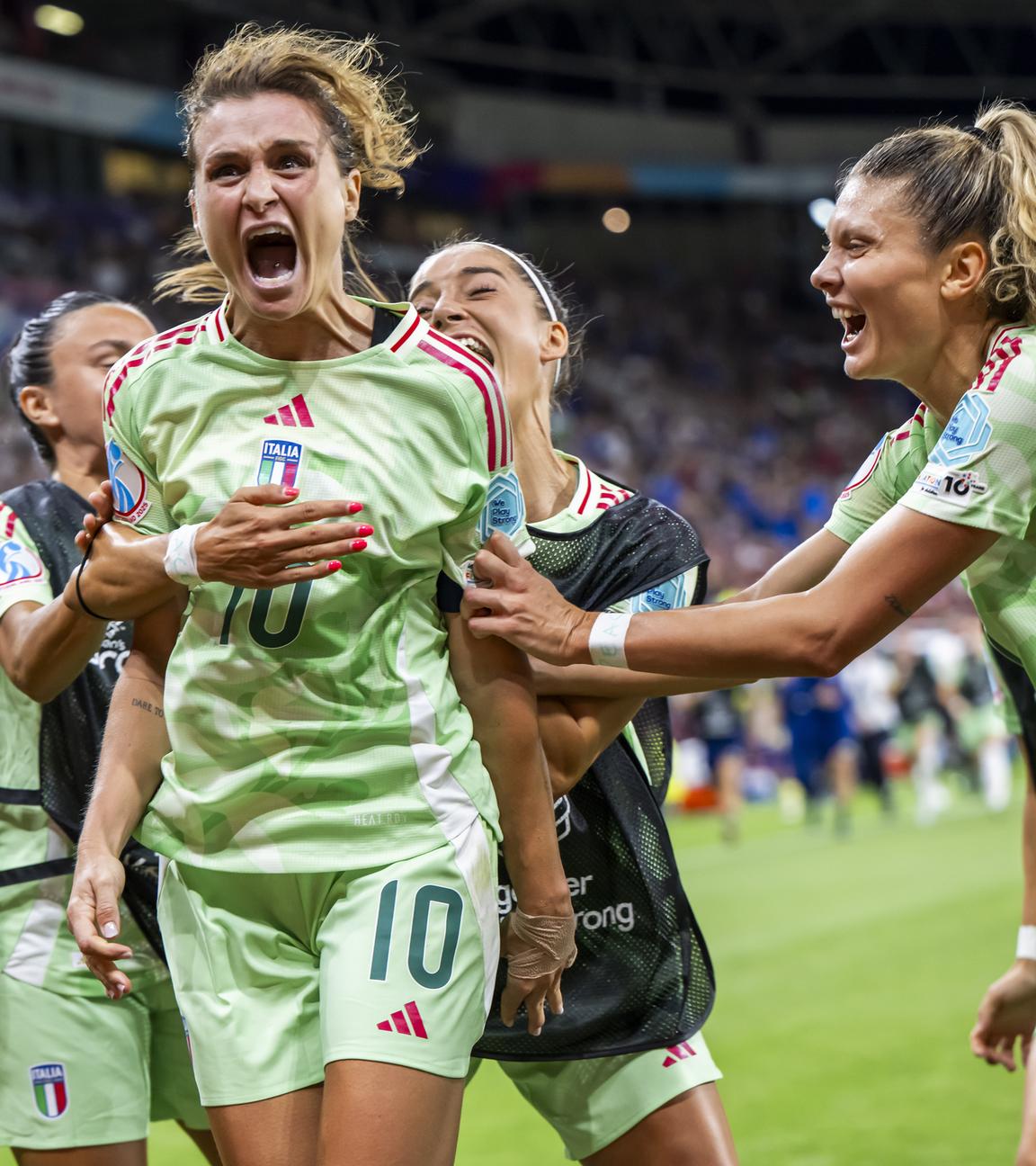 Italiens Cristiana Girelli feiert mit ihren Teamkolleginnen nach ihrem Treffer zum 2:1 gegen Norwegen.