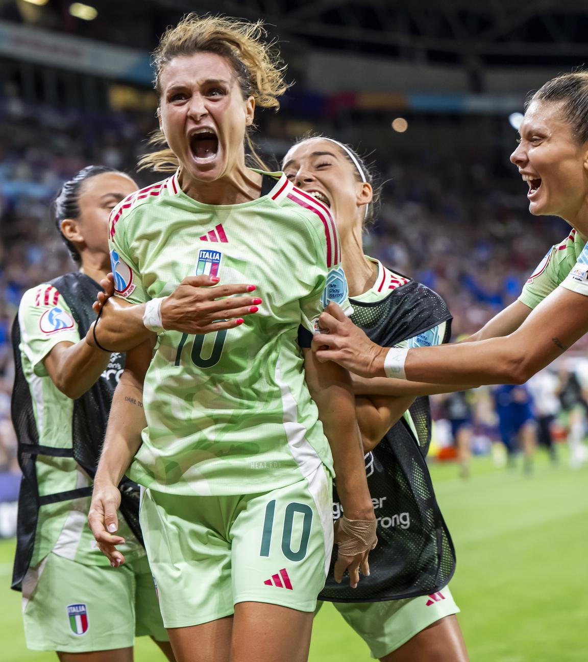 Italiens Cristiana Girelli feiert mit ihren Teamkolleginnen nach ihrem Treffer zum 2:1 gegen Norwegen.