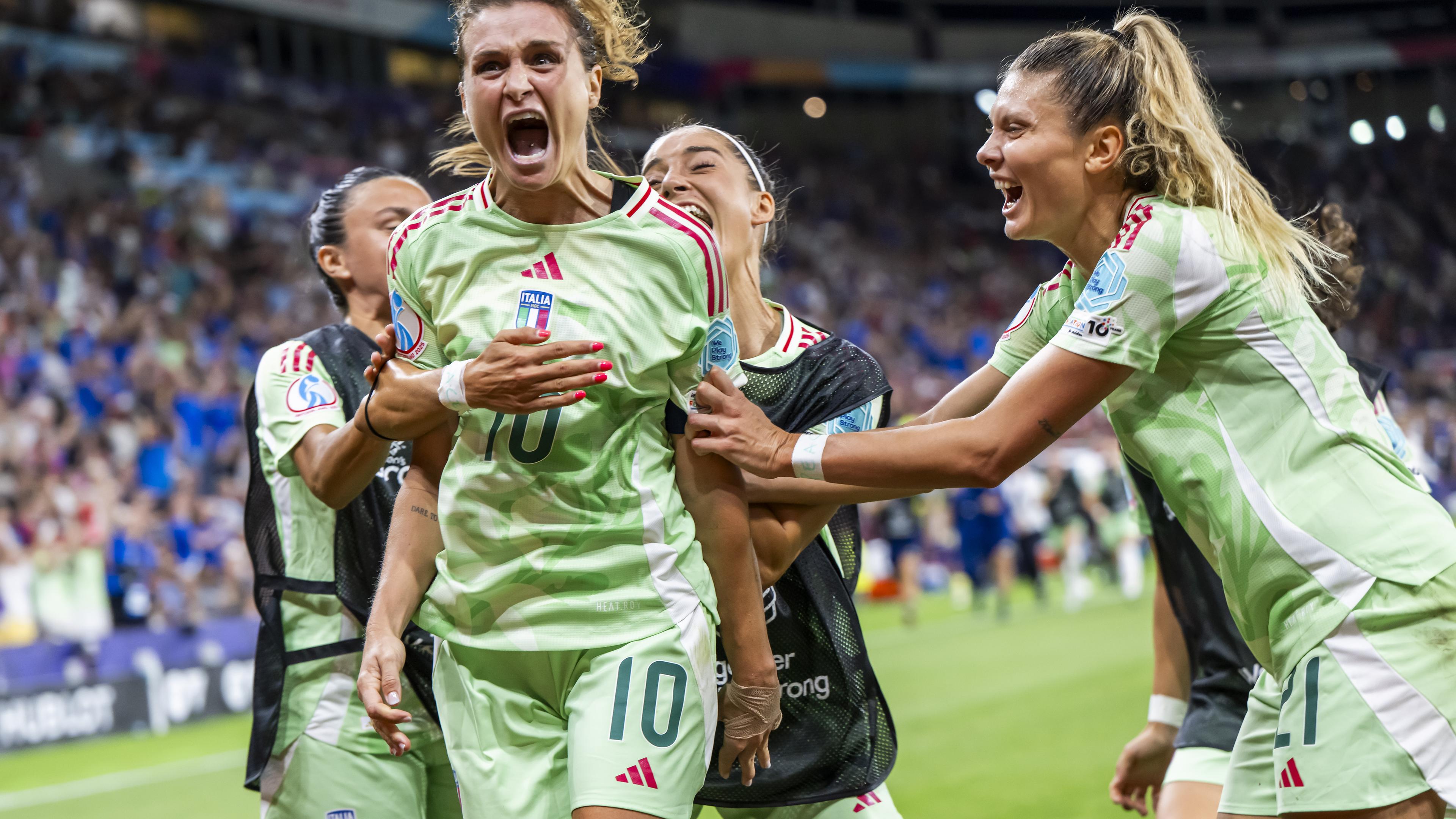 Italiens Cristiana Girelli feiert mit ihren Teamkolleginnen nach ihrem Treffer zum 2:1 gegen Norwegen.
