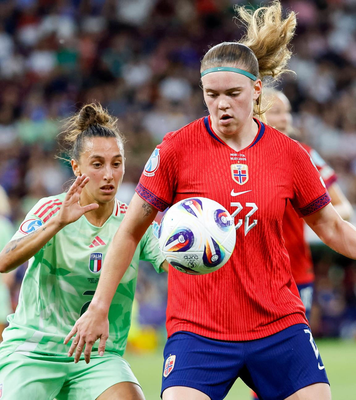 Italiens Elisabetta Oliviero kämpft um den Ball mit Norwegens Signe Gaupset.