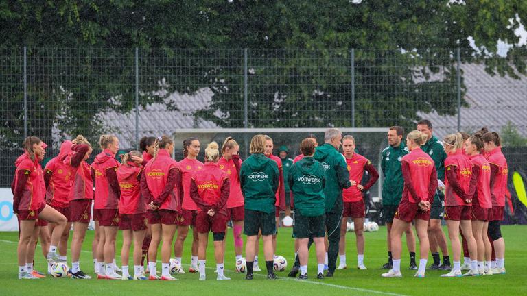 Die Spielerinnen der deutschen Fußballnationalmannschaft der Frauen bilden beim Training einen Mannschaftskreis zur Teambesprechung.